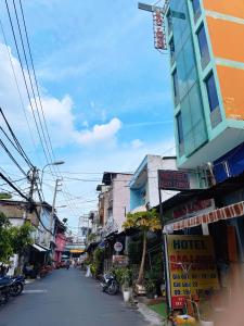 a city street with buildings and a street sign at Khách Sạn Bảo Long in Ho Chi Minh City