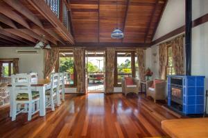 Ruang duduk di Stone Cottage - vineyard estate w. fireplace