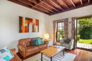 Ruang duduk di Stone Cottage - vineyard estate w. fireplace