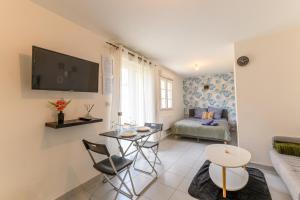 a living room with a couch and a table at Le cocon de l'impasse à Tremblay en France in Tremblay En France