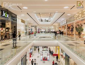 un centro comercial con mucha gente en él en Golden King, en Ho Chi Minh