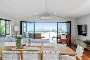 ビンセンチアにあるIndigo Views - renovated Vincentia beach houseのテーブルと椅子のあるリビングルーム