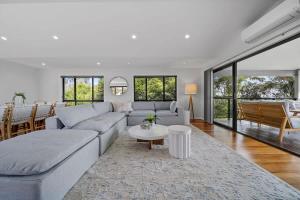 ビンセンチアにあるIndigo Views - renovated Vincentia beach houseのソファとテーブルのあるリビングルーム