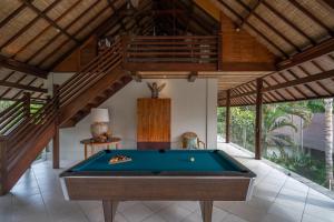 タナロットにあるAsmara Cemagi - Luxury Fully Staffed Villa, Sunset & Beach Near Cangguのビリヤードルーム(ビリヤード台付)