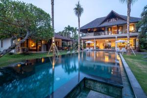 Bazén v ubytování Asmara Cemagi - Luxury Fully Staffed Villa, Sunset & Beach Near Canggu nebo v jeho okolí