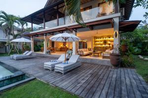 タナロットにあるAsmara Cemagi - Luxury Fully Staffed Villa, Sunset & Beach Near Cangguの家