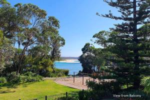 uitzicht op de oceaan vanuit een park bij Pelican Beach House - 50m from inlet & playground in Narrawallee