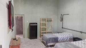 a room with a room with a bed and a ladder at Quarto Santana in Hortolândia