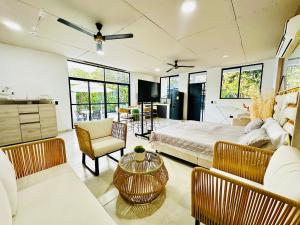 a bedroom with a bed and a living room at Villa Paz CASA QUINTA CON PISCINA PRIVADA in Ricaurte
