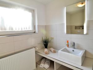 Ένα μπάνιο στο Cozy Apartment with Garden +28 φωτογραφίες