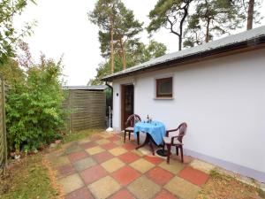 un patio con tavolo blu e 2 sedie di Salzhaff Finca in Pepelow a Pepelow