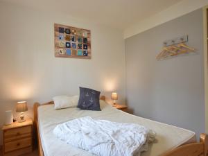 una camera da letto con un letto e due comodini di Salzhaff Finca in Pepelow a Pepelow