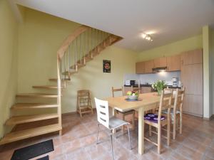 Kuchyň nebo kuchyňský kout v ubytování 5-Zimmer-Ferienhaus in Zierow mit Garten
