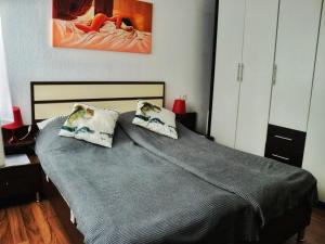 a bedroom with a bed with two pillows on it at Ruhiger Bungalow am Hennesee mit Terrasse 