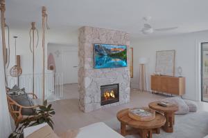Μια τηλεόραση ή/και κέντρο ψυχαγωγίας στο Family fun! Pool with a slide, hot tub, pool table