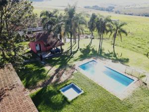 an aerial view of a house with a swimming pool at Hotel Fazenda Portal da Canastra in Zogaias