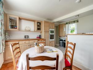 MicklebyにあるGunpowder Houseのキッチン(テーブル、バスケット付)