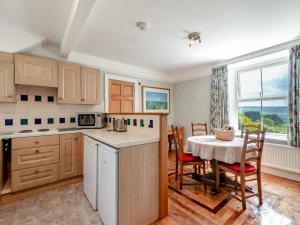 MicklebyにあるGunpowder Houseのテーブルとダイニングルームのあるキッチン