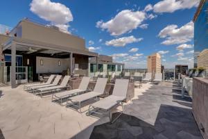 フェニックスにあるBoulevard Stays Downtown Highrise STU Sky Pool Parking Gym 07の屋根の一座