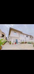 un gran edificio blanco con una gran entrada en NgoZiLiving, en Lekki