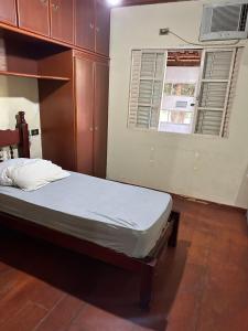 a bedroom with a bed and a window at Casa inteira - ótima localização in Três Lagoas