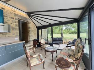 Gîte de charme à Limeuil avec Internet et parking - FR-1-616-497 في Limeuil: غرفة معيشة مع أريكة وكراسي +11 صورة