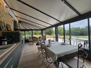 Gîte de charme à Limeuil avec Internet et parking - FR-1-616-497 في Limeuil: مطبخ وغرفة طعام مع طاولة وكراسي