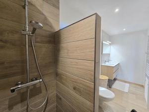 Gîte de charme à Limeuil avec Internet et parking - FR-1-616-497 في Limeuil: حمام مع دش ومرحاض