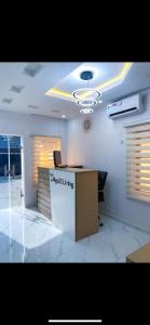 una oficina con escritorio en una habitación en NgoZiLiving, en Lekki