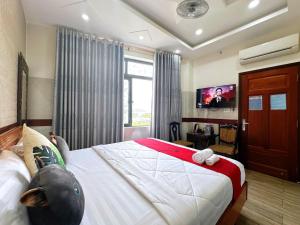 Un dormitorio con una cama grande con un sombrero encima. en Khách Sạn Hoàng Thanh Thủy 4, en Ho Chi Minh
