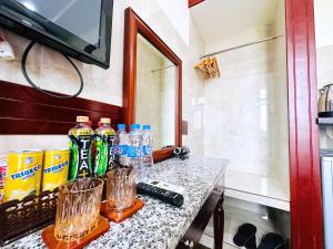 un mostrador con botellas de agua y bebidas. en Khách Sạn Hoàng Thanh Thủy 4, en Ho Chi Minh 51 fotos más