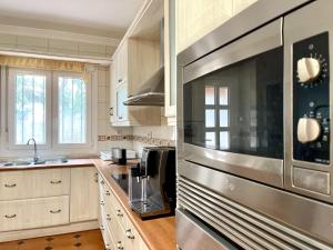 eine Küche mit einem Edelstahlherd oberen Backofen in der Unterkunft Villa in Roquetas near Beach & Pool in Roquetas de Mar