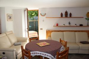 uma sala de estar com uma mesa e um sofá em In perfetto stile valdostano em Saint-Vincent