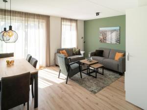 Ruang duduk di Your Coastal Retreat with Pool