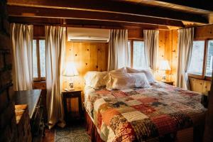 - une chambre avec un lit, 2 lampes et des fenêtres dans l'établissement Idyllcottage Historic In-town, Hottub, Ac, Dog Ok, à Idyllwild