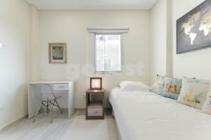 Habitación blanca con cama y escritorio. en Spacious 2 Bedroom Apartment In Villa Morra, en Asunción 28 fotos más