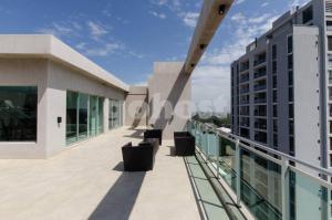 un balcón de un edificio con sillas. en Spacious 2 Bedroom Apartment In Villa Morra, en Asunción