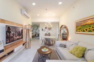 Una sala de estar con un sofá blanco y una mesa. en Spacious 2 Bedroom Apartment In Villa Morra, en Asunción