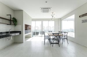 Una cocina y un comedor con mesa y sillas. en Spacious 2 Bedroom Apartment In Villa Morra, en Asunción