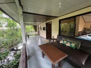 a living room with a couch and a table at Estudio Jaguar in Tortuguero