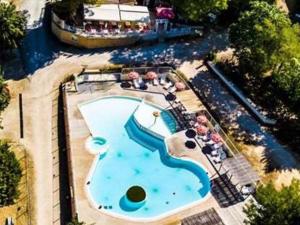 Bazén v ubytování Mobil home pour 6 personnes avec terrasse - API-1-52-475 nebo v jeho okolí