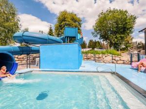 a child in a pool at a water park at Mobil home moderne avec terrasse pour 4 personnes - API-1-52-468 in Granges-Aumontzey