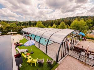 an overhead view of a swimming pool with a building at Mobil Home 6 Pers avec Terrasse et Cuisine Équipée - API-1-52-561 in Granges-Aumontzey