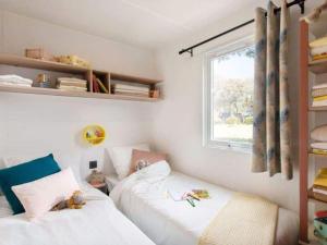 Ένα ή περισσότερα κρεβάτια σε δωμάτιο στο Mobil-home Prestige avec Terrasse, 3 Chambres, 6 Couchages - API-1-52-645 +20 φωτογραφίες