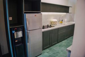 Η κουζίνα ή μικρή κουζίνα στο Guesthouse Syariah Griya Truntum +4 φωτογραφίες