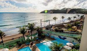 widok na plażę i basen w obiekcie Apartamento a beira mar w mieście Natal