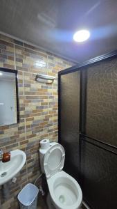 パルミラにあるRenta Smart - Italia Palmira - Tranquilidad y Confortのトイレと洗面台付きのバスルーム