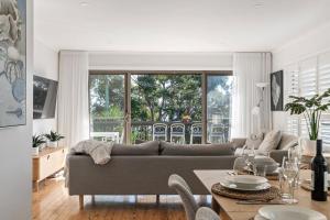 Ruang duduk di Bannisters Retreat - coastal haven near beaches