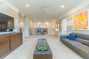 un salon avec un canapé et une table dans l'établissement Elsa's Enchanting Escape just 15 minutes to Disney, à Kissimmee
