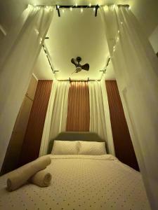 En eller flere senge i et værelse på The Almost Touching the Stars Suite